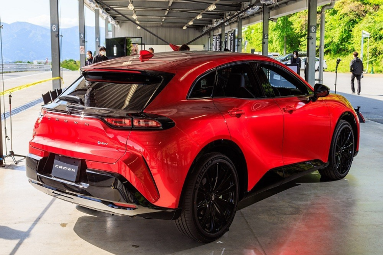 Thậm chí, Toyota Crown Sport 2024 còn được ví như phiên bản giá rẻ của siêu xe Ferrari Purosangue. Xe sở hữu kích thước dài x rộng x cao lần lượt là 4.710 x 1.880 x 1.560 mm và chiều dài cơ sở 2.770 mm. Với kích thước này, xe được định vị trong phân khúc SUV hạng trung. So với phiên bản concept được vén màn vào năm ngoái, Toyota Crown Sport 2024 gần như giữ nguyên thiết kế.