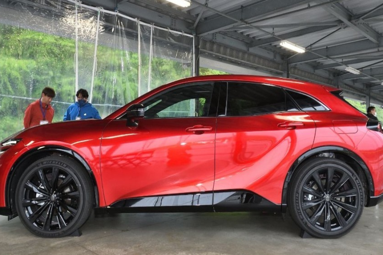 Theo đó, ở thị trường Nhật Bản, giá xe Toyota Crown Sport 2024 có mức khởi điểm 5,9 triệu Yên (khoảng 967 triệu đồng). So với người anh em Toyota Crown Crossover (từ 4,35 - 6,4 triệu Yên), mẫu xe này có giá khởi điểm cao hơn đáng kể. Tương xứng với giá bán, Toyota Crown Sport 2024 cũng sở hữu thiết kế ấn tượng hơn Crown Crossover.