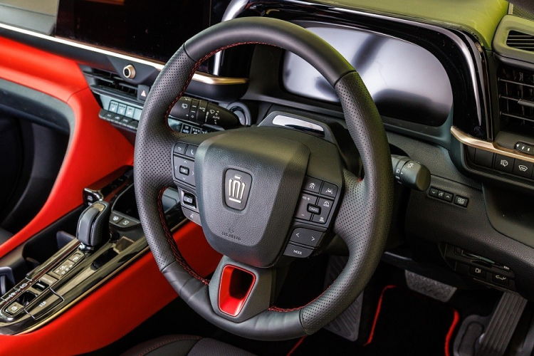 Xe có cần số nhỏ gọn, sạc điện thoại không dây, phanh tay điện tử, tự động giữ phanh tạm thời, cửa sổ trời toàn cảnh Panorama và cửa cốp chỉnh điện rảnh tay. Ghế trước của xe được thiết kế theo phong cách thể thao và ôm lấy thân người ngồi. Ghế của xe có đủ tính năng sưởi, nhớ vị trí. Ghế lái của xe là loại chỉnh điện 8 hướng trong khi ghế phụ lái chỉnh điện 4 hướng.