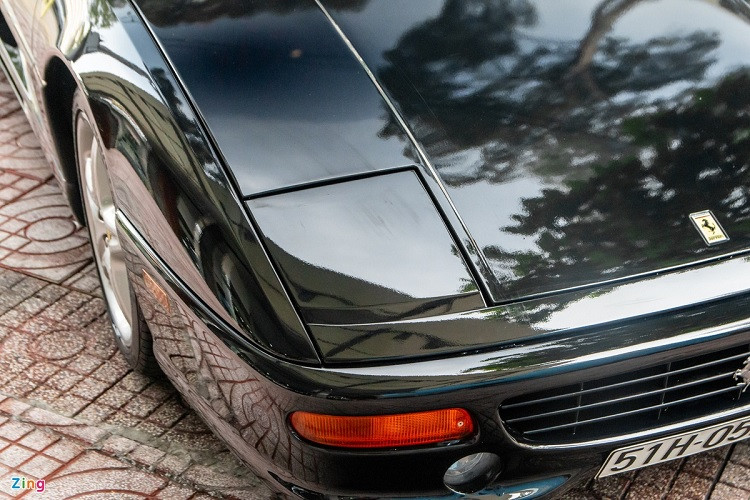 Nội thất được thiết kế đơn giản để người lái tập trung vào trải nghiệm. Vô lăng là dạng 4 chấu, không được tích hợp nhiều nút bấm như trên những mẫu xe hiện đại.