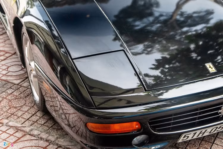 Nội thất được thiết kế đơn giản để người lái tập trung vào trải nghiệm. Vô lăng là dạng 4 chấu, không được tích hợp nhiều nút bấm như trên những mẫu xe hiện đại.