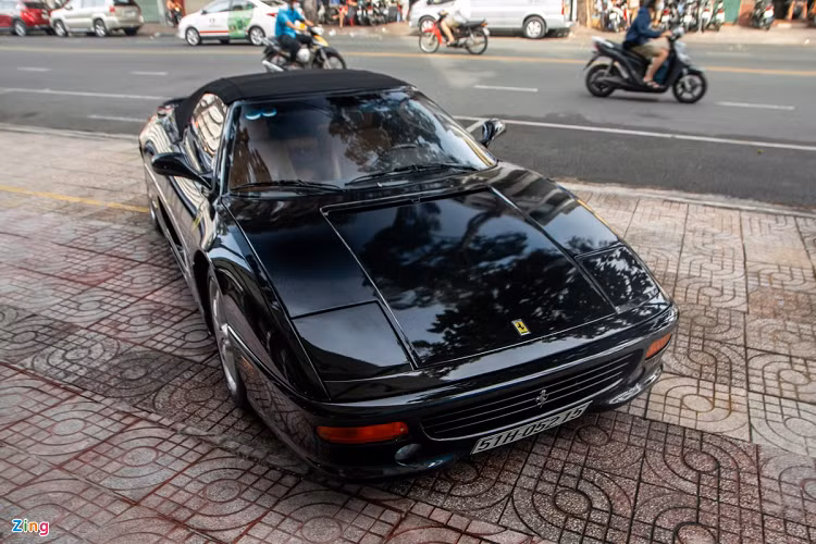 Xe được nhập khẩu dưới dạng tư nhân vào năm 2019. Thời điểm mới về nước, ngoại thất chiếc 355 F1 Spider này sở hữu màu sơn đỏ Rosso Corsa, tuy nhiên hiện nay đã được dán decal màu đen.