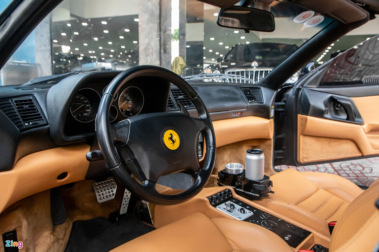 Ở phía sau, xe sở hữu hệ thống đèn hậu hai bóng tách biệt với thiết kế đơn giản nhưng tinh tế. Chi tiết này cũng được Ferrari áp dụng trên các dòng xe đời sau như 360, F430, 812, F8 và SF90.