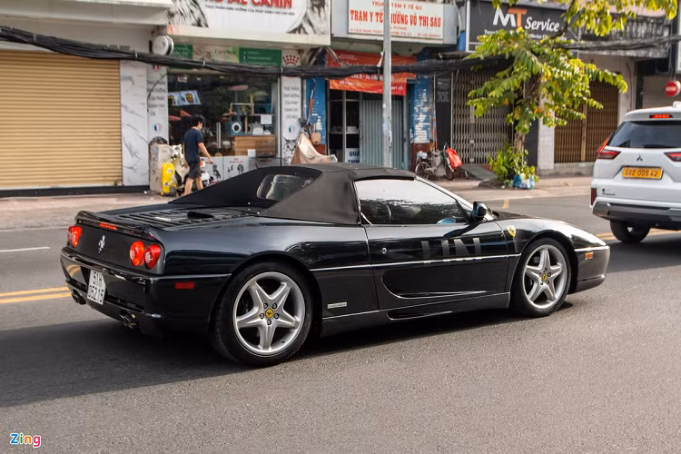 Mức giá xe Ferrari F355 F1 Spider độc nhất tại Việt Nam đến nay hiện vẫn là một ẩn số. Xe hiện thuộc sở hữu của tay chơi siêu xe số 1 Việt Nam - ông Đặng Lê Nguyên Vũ.