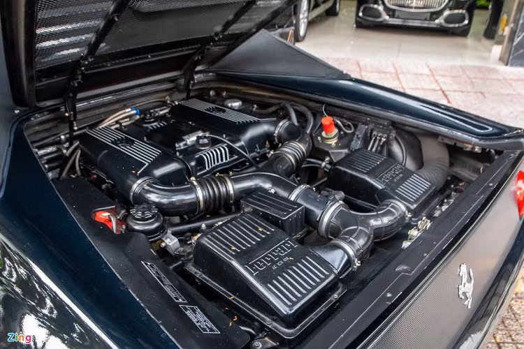 Được biết, chiếc Ferrari F355 Spider tại Việt Nam này chỉ có duy nhất một chiếc được đưa về nước. Xe từng có thời gian “định cư” ngắn tại thành phố Hải Phòng trước khi được vận chuyển vào TP HCM.