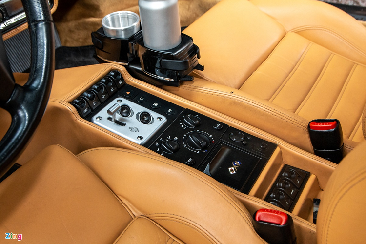 Bệ điều khiển trung tâm với nhiều nút bấm cơ học. Cần số được thiết kế khá đơn giản. Táp-lô được bọc da màu đen. Ở trung tâm là ổ CD, ba đồng hồ hiển thị lượng xăng còn lại, áp suất nhớt và thời gian.