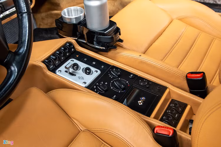 Bệ điều khiển trung tâm với nhiều nút bấm cơ học. Cần số được thiết kế khá đơn giản. Táp-lô được bọc da màu đen. Ở trung tâm là ổ CD, ba đồng hồ hiển thị lượng xăng còn lại, áp suất nhớt và thời gian.