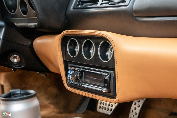 Ghế được bọc da màu nâu sáng. Thời gian đầu, dòng xe này có tên gọi F355 và chỉ được trang bị hộp số sàn 6 cấp. Đến năm 1997, hãng xe Italy cung cấp thêm hộp số bán tự động 6 cấp được phát triển từ xe đua F1. Tên xe cũng được đổi từ F355 sang 355 F1.