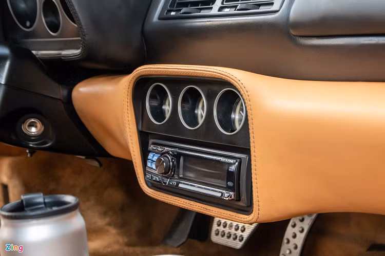 Ghế được bọc da màu nâu sáng. Thời gian đầu, dòng xe này có tên gọi F355 và chỉ được trang bị hộp số sàn 6 cấp. Đến năm 1997, hãng xe Italy cung cấp thêm hộp số bán tự động 6 cấp được phát triển từ xe đua F1. Tên xe cũng được đổi từ F355 sang 355 F1.