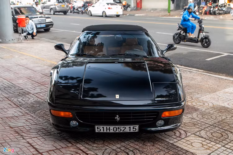 Được sản xuất vào năm 1994-1999, đây là mẫu xe thay thế cho mẫu 348 và mang đến nhiều thành tựu cho hãng xe Italy, trước khi được kế nhiệm bởi mẫu 360.