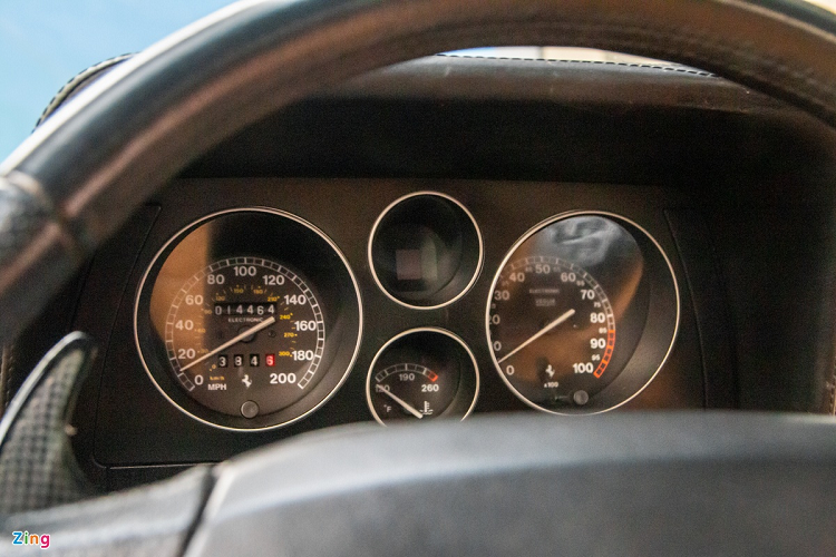 Phía sau vô lăng là 3 đồng hồ cơ hiển thị tốc độ, vòng tua máy và nhiệt độ nước làm mát. Vì được nhập từ thị trường Mỹ nên bảng đồng hồ tốc độ có thêm đơn vị mph (dặm/giờ), trong khi đơn vị ở đồng hồ đo nhiệt độ nước làm mát là độ F.