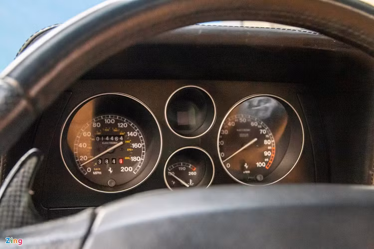 Phía sau vô lăng là 3 đồng hồ cơ hiển thị tốc độ, vòng tua máy và nhiệt độ nước làm mát. Vì được nhập từ thị trường Mỹ nên bảng đồng hồ tốc độ có thêm đơn vị mph (dặm/giờ), trong khi đơn vị ở đồng hồ đo nhiệt độ nước làm mát là độ F.