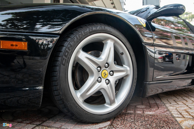 Điểm đặc biệt của dòng xe này là đèn pha dạng "mắt ếch", có thể đóng/mở, mang đến tính khí động học tốt hơn khi không sử dụng đến. Đây là thiết kế đèn pha đặc trưng trong ngành công nghiệp ôtô vào thập niên 1990, điển hình như Lamborghini Diablo, Honda NSX hay Lotus Esprit…