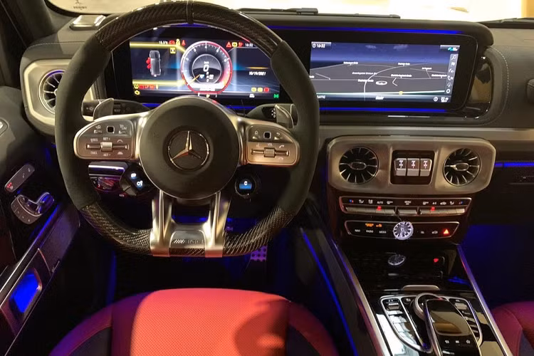 Nội công này được truyền tới cả 4 bánh thông qua hộp số tự động AMG Speedshift Plus 9 cấp, nhờ đó, dòng xe được mệnh danh là "ông vua địa hình" có thể tăng tốc từ vị trí xuất phát lên 100 km/h chỉ trong thời gian 4,5 giây mỗi khi Hiền Hồ đạp lút chân ga, tốc độ tối đa của xe đạt được là 220 km/h.