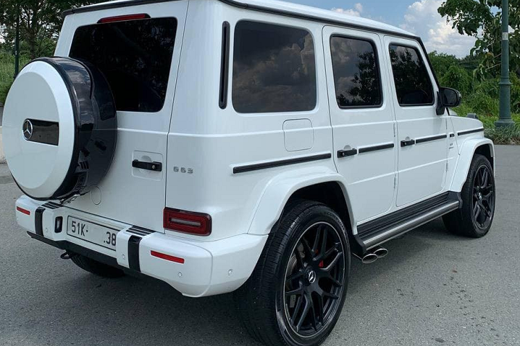 Giống với nhiều chiếc Mercedes-AMG G63 tại Việt Nam, chiếc G63 của nữ ca sĩ Hiền Hồ có khoang nội thất nổi bật với tông màu đen-đỏ phối hợp cùng nhau. Tuy nhiên, phần lớn các chi tiết bên trong khoang nội thất ít được sử dụng chất liệu carbon.