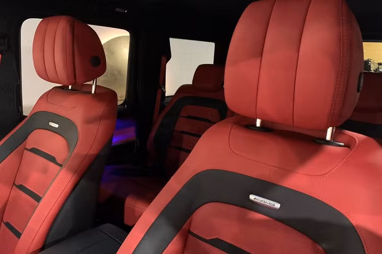 Chiếc xe Mercedes-AMG G63 của Hiền Hồ đang rao bán thuộc thế hệ W463 thứ 2, sức mạnh của xe đến từ khối động cơ xăng V8, tăng áp kép, dung tích 4.0 lít, sản sinh công suất tối đa 577 mã lực tại vòng tua máy 6.000 vòng/phút và mô-men xoắn cực đại 850 Nm tại dải tua máy 2.500 - 3.500 vòng/phút.