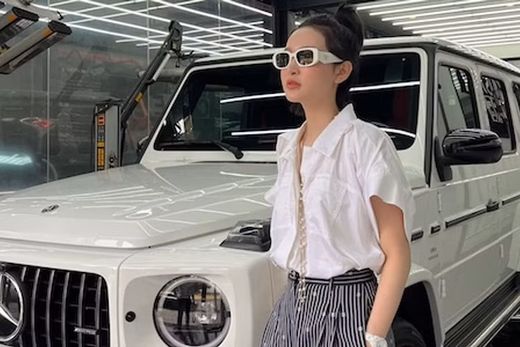 Về ngoại hình, chiếc Mercedes-AMG G63 thế hệ mới này sở hữu sơn màu trắng tương tự như xe của Sơn Tùng M-TP. Xe được trang bị bộ mâm kích thước 22 inch 7 chấu dạng chữ Y sơn đen viền tương phản, bên trong là cùm phanh màu đỏ nổi bật. Được biết bộ mâm này là tùy chọn có giá hơn 100 triệu đồng khi đặt mua xe.