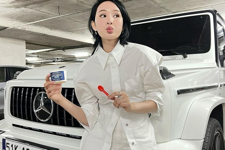 Trước đó vào khoảng tháng 12/2021, Hiền Hồ chia sẻ đã tậu chiếc Mercedes-AMG G63 này. Dù không tiết lộ giá cả cụ thể nhưng theo giới chơi xe, giá xe Mercedes-AMG G63 2022 khoảng hơn 12 tỷ đồng. Một số sao Việt cũng "tậu" Mercedes-AMG G63 trong các phiên bản màu sắc khác nhau như: Sơn Tùng M-TP, Tuấn Hưng hay vợ chồng Cường Đô la...