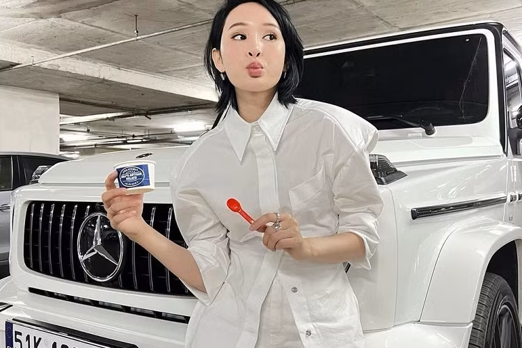 Trước đó vào khoảng tháng 12/2021, Hiền Hồ chia sẻ đã tậu chiếc Mercedes-AMG G63 này. Dù không tiết lộ giá cả cụ thể nhưng theo giới chơi xe, giá xe Mercedes-AMG G63 2022 khoảng hơn 12 tỷ đồng. Một số sao Việt cũng "tậu" Mercedes-AMG G63 trong các phiên bản màu sắc khác nhau như: Sơn Tùng M-TP, Tuấn Hưng hay vợ chồng Cường Đô la...