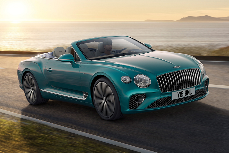 Nội thất Bentley Continental GT Azure và GTC Azure được nâng cấp với kiểu chần bông mới và thảm lông làm từ sợi len. Bentley chọn len Wilton có độ sạch và màu sắc tinh khiết, sau đó nhuộm thủ công để hoàn thiện màu sắc mang đến sự sang trọng.