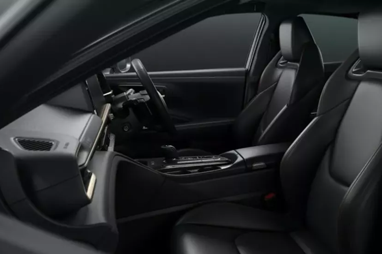 Tuy nhiên, Matte Metal được khẳng định là bền hơn phần lớn các màu sơn nhám khác nên người dùng không cần phải rửa xe bằng tay. Nổi bật trên nền sơn xám nhám là những chi tiết màu bạc như nẹp trên cản trước, cản sau và viền nóc. Bên cạnh đó là bộ vành hợp kim 21 inch giúp tăng thêm vẻ ấn tượng cho ngoại hình.