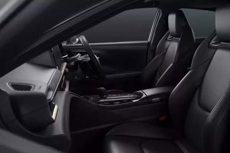 Tuy nhiên, Matte Metal được khẳng định là bền hơn phần lớn các màu sơn nhám khác nên người dùng không cần phải rửa xe bằng tay. Nổi bật trên nền sơn xám nhám là những chi tiết màu bạc như nẹp trên cản trước, cản sau và viền nóc. Bên cạnh đó là bộ vành hợp kim 21 inch giúp tăng thêm vẻ ấn tượng cho ngoại hình.