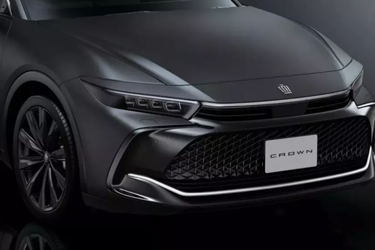 Theo đó, mẫu xe Toyota Crown Crossover 2024 đặc biệt này còn được bổ sung màu sơn xám nhám Matte Metal mới. Không chỉ mang đến ngoại hình ấn tượng hơn cho mẫu xe Nhật Bản, Matte Metal còn giải quyết được những nhược điểm thường gặp của màu sơn nhám.