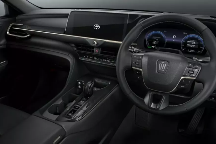 Bên trong phiên bản đặc biệt của Toyota Crown Crossover là không gian nội thất với ý tưởng thiết kế Black Lumish. Đúng như tên gọi, nội thất của xe được bọc da màu đen, điểm xuyết bằng chỉ đỏ.