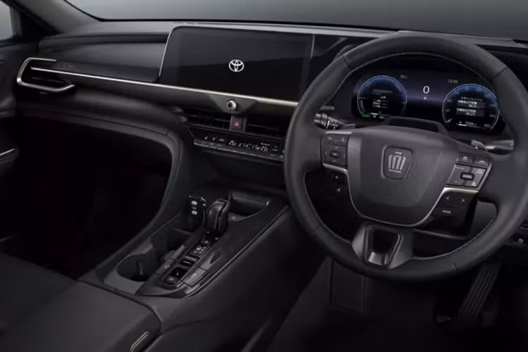 Bên trong phiên bản đặc biệt của Toyota Crown Crossover là không gian nội thất với ý tưởng thiết kế Black Lumish. Đúng như tên gọi, nội thất của xe được bọc da màu đen, điểm xuyết bằng chỉ đỏ.