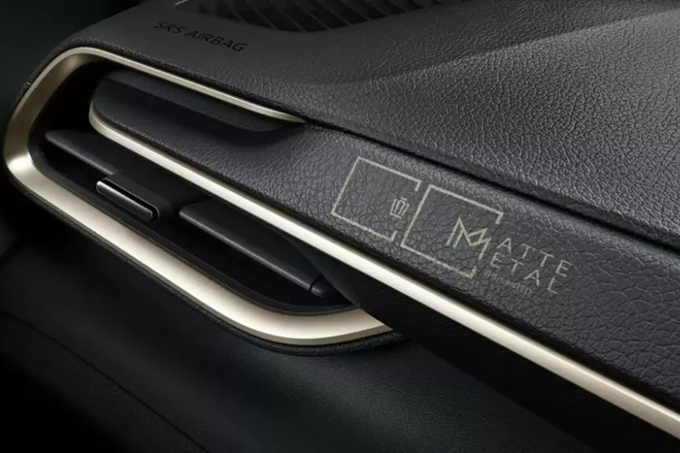 Thêm vào đó là những điểm nhấn màu đồng trên mặt táp-lô, cửa gió điều hòa, cụm điều khiển trung tâm, tapi cửa và vô lăng. Thay đổi tiếp theo của khu vực nội thất là chất liệu mềm mại ở hai bên cụm điều khiển trung tâm, tapi cửa và mặt táp-lô nhằm tạo cảm giác cao cấp hơn.