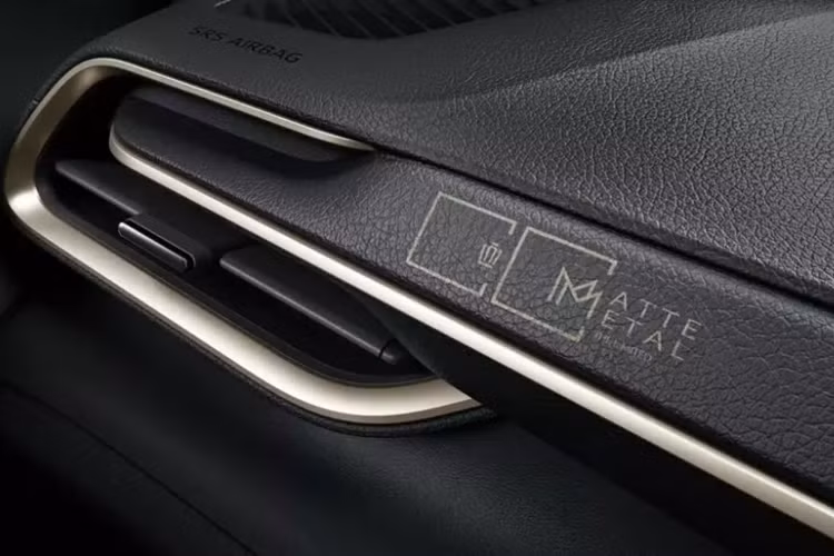 Thêm vào đó là những điểm nhấn màu đồng trên mặt táp-lô, cửa gió điều hòa, cụm điều khiển trung tâm, tapi cửa và vô lăng. Thay đổi tiếp theo của khu vực nội thất là chất liệu mềm mại ở hai bên cụm điều khiển trung tâm, tapi cửa và mặt táp-lô nhằm tạo cảm giác cao cấp hơn.