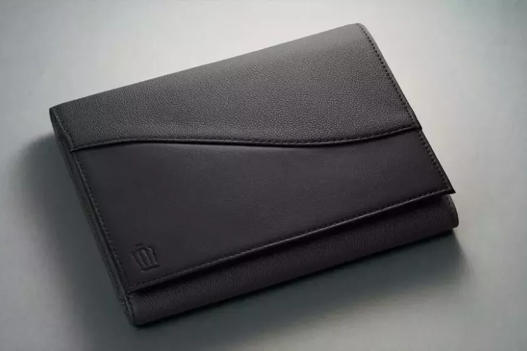 Hộp số tự động 6 cấp và hệ dẫn động 4 bánh cũng được trang bị cho mẫu xe này. Crown Crossover Limited Matte Metal sẽ được bán độc quyền tại hệ thống đại lý dành riêng cho dòng xe Crown của Toyota.