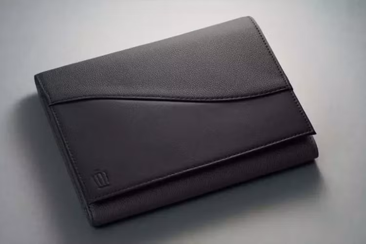 Hộp số tự động 6 cấp và hệ dẫn động 4 bánh cũng được trang bị cho mẫu xe này. Crown Crossover Limited Matte Metal sẽ được bán độc quyền tại hệ thống đại lý dành riêng cho dòng xe Crown của Toyota.