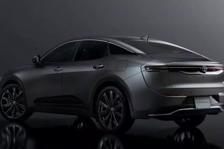 Tại thị trường Nhật Bản, giá xe Toyota Crown Crossover Limited Matte Metal 2024 phiên bản đặc biệt có giá khởi điểm 7,5 triệu Yên (khoảng 1,28 tỷ đồng). Giá xe Toyota Crown Crossover 2023 bản thường dao động từ 4,35 - 6,4 triệu Yên (khoảng 717 triệu đến 1,05 tỷ đồng).