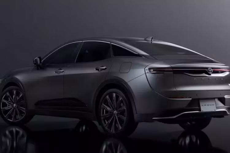 Tại thị trường Nhật Bản, giá xe Toyota Crown Crossover Limited Matte Metal 2024 phiên bản đặc biệt có giá khởi điểm 7,5 triệu Yên (khoảng 1,28 tỷ đồng). Giá xe Toyota Crown Crossover 2023 bản thường dao động từ 4,35 - 6,4 triệu Yên (khoảng 717 triệu đến 1,05 tỷ đồng).