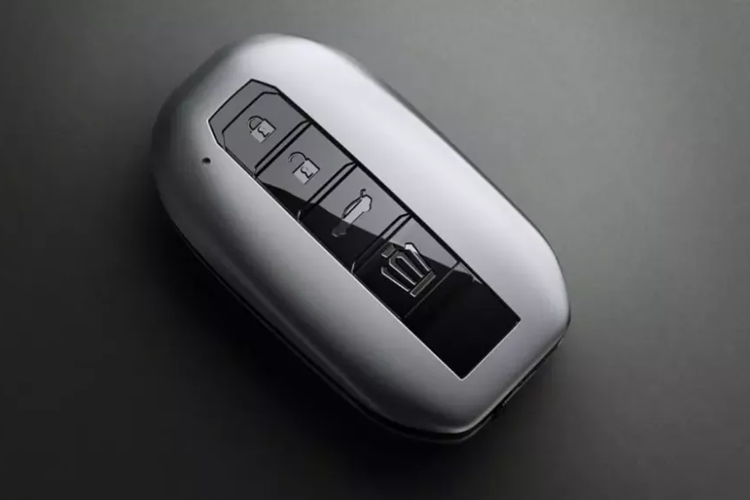 Nằm bên dưới nắp ca-pô của Toyota Crown Crossover Limited Matte Metal là hệ truyền động hybrid với máy xăng 4 xi-lanh, tăng áp, dung tích 2.4L và 2 mô-tơ điện, cho công suất tổng cộng 345 mã lực cùng mô-men xoắn cực đại 542 Nm.