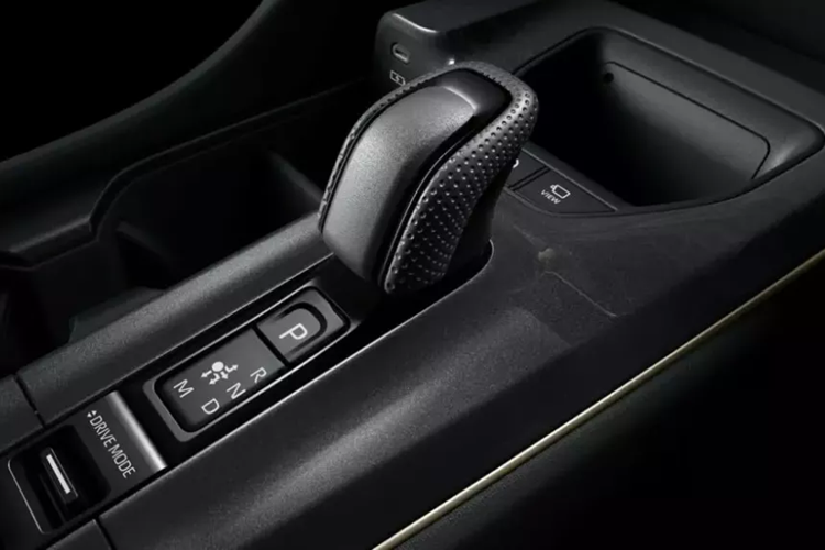 Mặt táp-lô được in dòng chữ "Matte Metal" và logo hình vương miện đặc trưng của dòng xe Toyota Crown. Khi mua mẫu xe này, khách hàng Nhật Bản sẽ được sở hữu chìa khóa thông minh sơn màu bạc và ví bằng da tái chế làm thủ công.