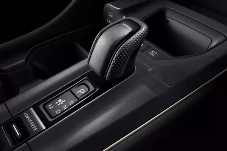 Mặt táp-lô được in dòng chữ "Matte Metal" và logo hình vương miện đặc trưng của dòng xe Toyota Crown. Khi mua mẫu xe này, khách hàng Nhật Bản sẽ được sở hữu chìa khóa thông minh sơn màu bạc và ví bằng da tái chế làm thủ công.