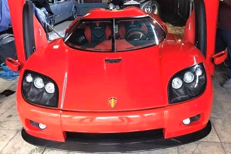Siêu xe Koenigsegg CCX sở hữu sức mạnh có thể tăng tốc từ 0 - 100 km/h trong 3.8 giây, với tốc độ tối đa 402 km/h. Theo một số nguồn tin, chiếc Koenigsegg CCX triệu đô độc nhất Việt Nam này hiện đang có mặt tại Q7, TP HCM.