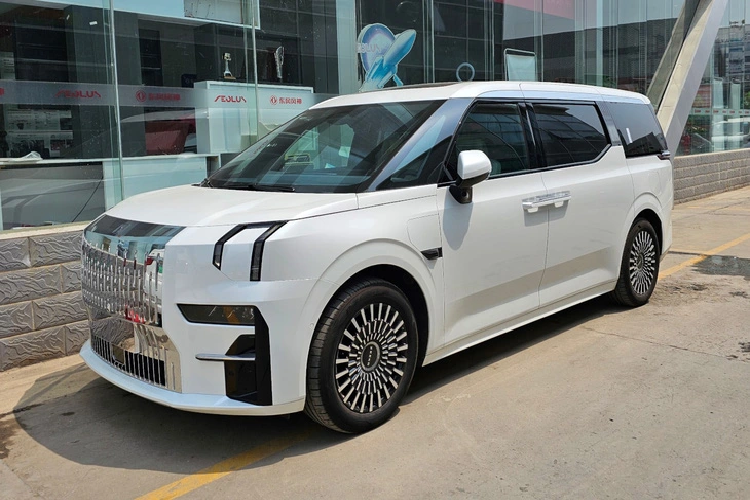 Dự kiến, xe sẽ ra mắt vào quý III năm nay, giá xe MPV điện Volvo sẽ nằm trong khoảng trên dưới 70.000 USD (1,6 tỷ đồng), tương đương với giá xe Zeekr 009 tại Trung Quốc.