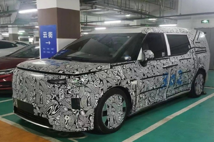 Zeekr 009 là mẫu MPV mang thiết kế vuông vức, kích thước tổng thể 5.209 x 2.024 x 1.867 mm (dài x rộng x cao). Khối lượng mẫu MPV này tương đối nặng, đạt mức 2.830 kg.