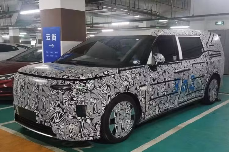 Zeekr 009 là mẫu MPV mang thiết kế vuông vức, kích thước tổng thể 5.209 x 2.024 x 1.867 mm (dài x rộng x cao). Khối lượng mẫu MPV này tương đối nặng, đạt mức 2.830 kg.