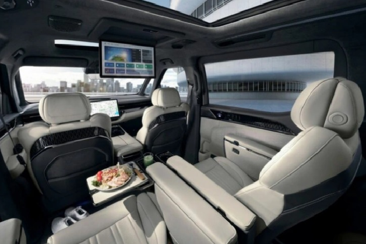 Về nội thất, có thể xe sẽ sở hữu cấu hình ghế 2+2+3. Hàng ghế thứ 2 sẽ là ghế đơn cao cấp tích hợp các tính năng như: chỉnh điện, sưởi, thông gió và mát xa.