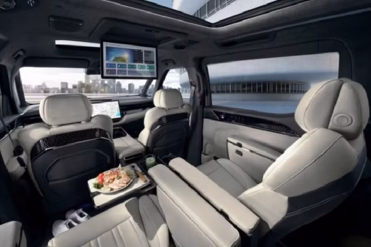 Về nội thất, có thể xe sẽ sở hữu cấu hình ghế 2+2+3. Hàng ghế thứ 2 sẽ là ghế đơn cao cấp tích hợp các tính năng như: chỉnh điện, sưởi, thông gió và mát xa.