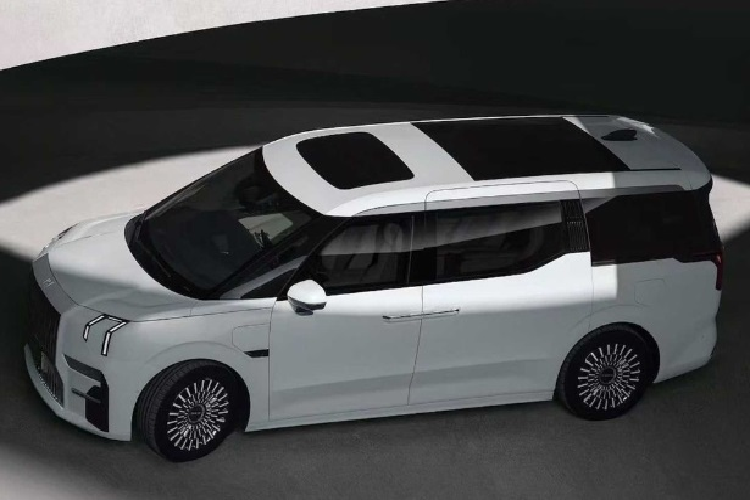 Dù được che chắn khá kỹ nhưng nhiều người vẫn tinh mắt nhận ra mẫu xe MPV điện mới của Volvo có nhiều nét khá tương đồng với Zeekr 009 - một mẫu MPV thuộc Tập đoàn Geely. 