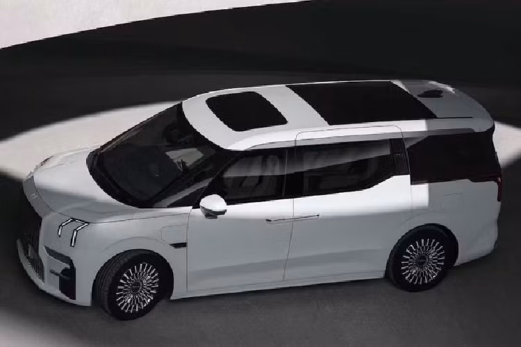 Dù được che chắn khá kỹ nhưng nhiều người vẫn tinh mắt nhận ra mẫu xe MPV điện mới của Volvo có nhiều nét khá tương đồng với Zeekr 009 - một mẫu MPV thuộc Tập đoàn Geely. 