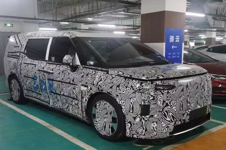 Hiện Volvo chưa công bố thông tin chi tiết về hệ truyền động của xe. Nếu dựa vào mẫu Zeekr 009, nhiều khả năng, hệ truyền động xe sẽ là loại mô tơ đôi 544 mã lực/686Nm. Phạm vi hoạt động dao động từ 700 - 820 km tùy dung lượng pin người dùng chọn.