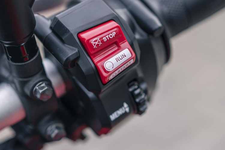 Yamaha Tracer có hệ thống sưởi ấm tay lái, được điều khiển bằng cách sử dụng bánh xe cuộn trên tay lái và được theo dõi bằng màn hình TFT, tay nắm được thiết kế có hình dạng đặc biệt với lớp cao su mỏng hơn cho phép truyền nhiệt hiệu quả để mang lại sự thoải mái, loại bỏ tình trạng tê tay khi đi dưới trời mưa, lạnh giá, hay các con đèo phía Bắc vào cuối năm. 