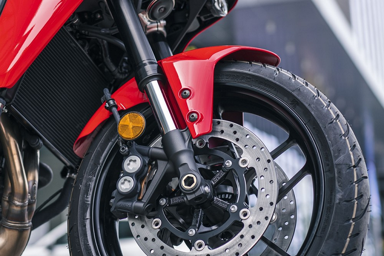 Yamaha Tracer sở hữu hệ thống phuộc điện bán chủ động, trong đó, hệ thống phuộc điện tử KYB cho cả phuộc trước kích thước 41mm và phuộc sau, do hệ thống IMU 6 trục và ECU trung tâm kiểm soát và điều chỉnh qua bộ thủy lực và bộ kiểm soát giảm xóc. Các cài đặt giảm sóc có thể được điều chỉnh một cách dễ dàng qua màn hình TFT.