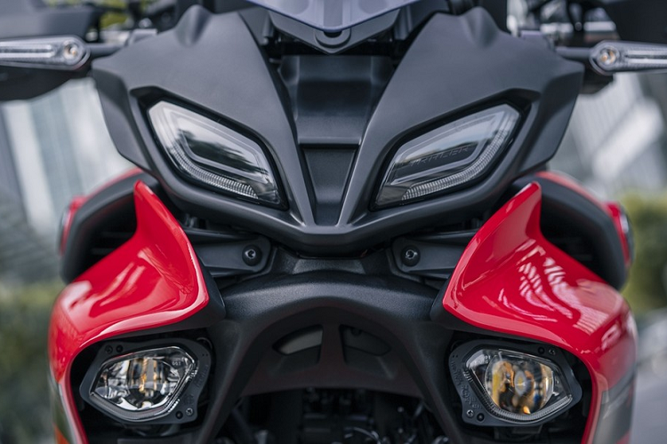 Khi chọn mua 1 chiếc xe môtô phân khối lớn, bên cạnh thiết kế, và động cơ của xe, màu sơn cũng là thứ được các biker nghiên cứu khá kỹ, vì thế, bên cạnh màu sơn đỏ truyền thống của bản tiêu chuẩn, màu sắc và họa tiết đặc trưng Yamaha Tracer 9 GT 2023 còn có màu trắng Pure White độc quyền với họa tiết mới ở ốp để có vẻ ngoài nổi bật, cùng với đo là phiên bản màu đen Midnight Black.